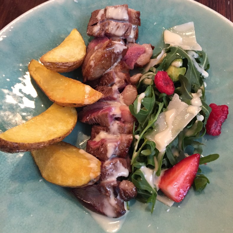 Magret de pato finito y "croquant" con ensalada de rúcula, parmesano y salsa cesar