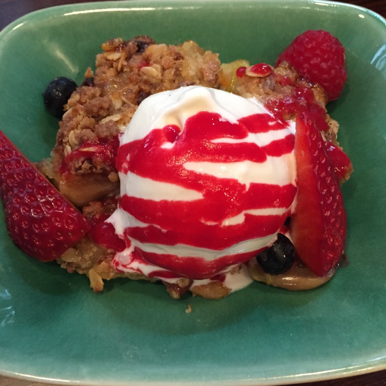 Helado de yogur pasiego ecológico con streussel de frutos rojos