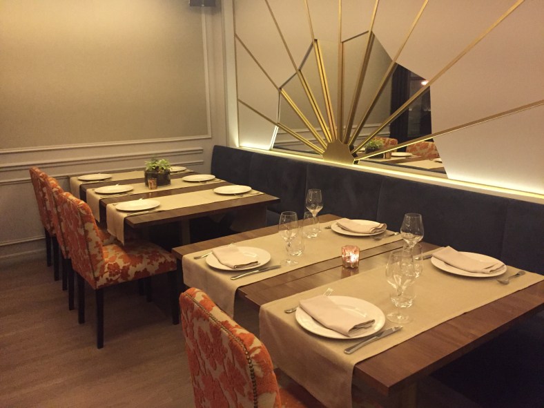 El salon de abajo es perfecto para una comida de negocios