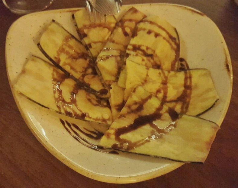 Berenjenas con hummus libanés y caramelo de canela-miel