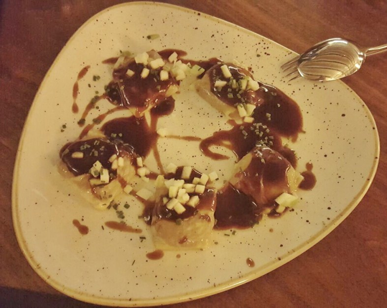 Raviolis de pato con escabeche miel y manzana verde