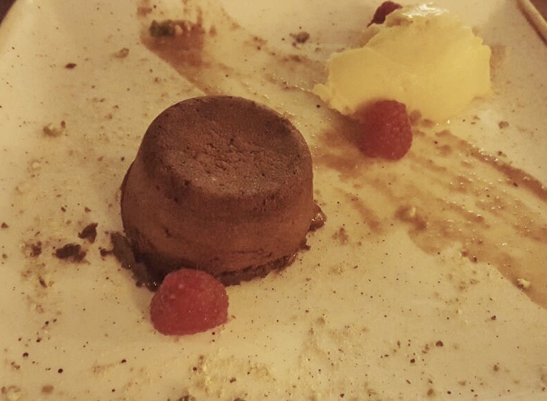 Coulant de chocolate con sorbete de mango