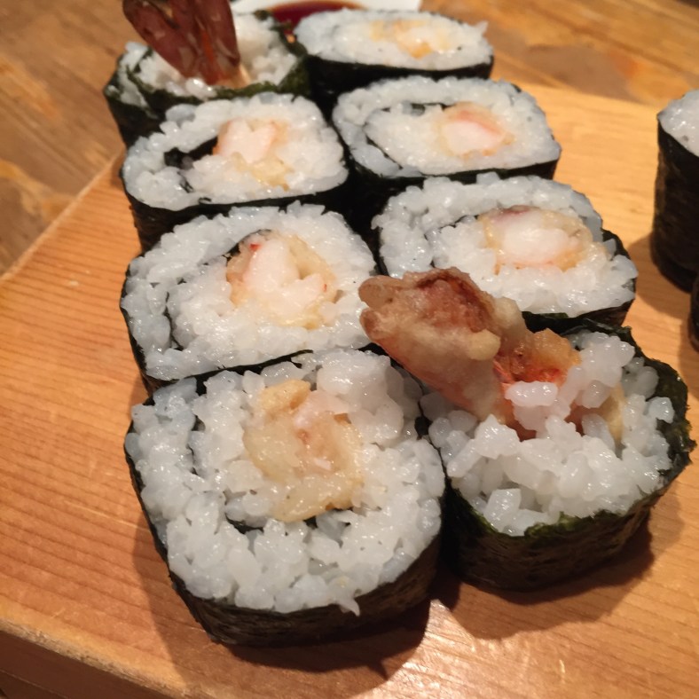 Makis especiales de langostino tempurizado