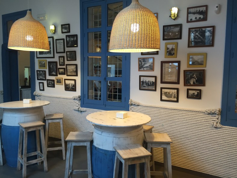 Nosotras nos decantamos por picotear en unos de los barriletes de la barra