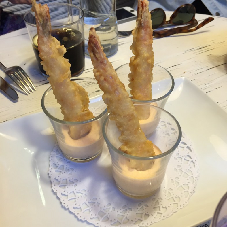 Brochetas de langostino temporizado con mayonesa picante