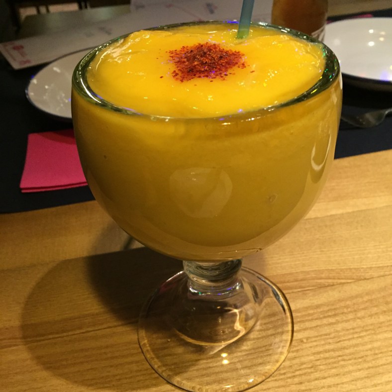 Un rica margarita de fruta de la pasión