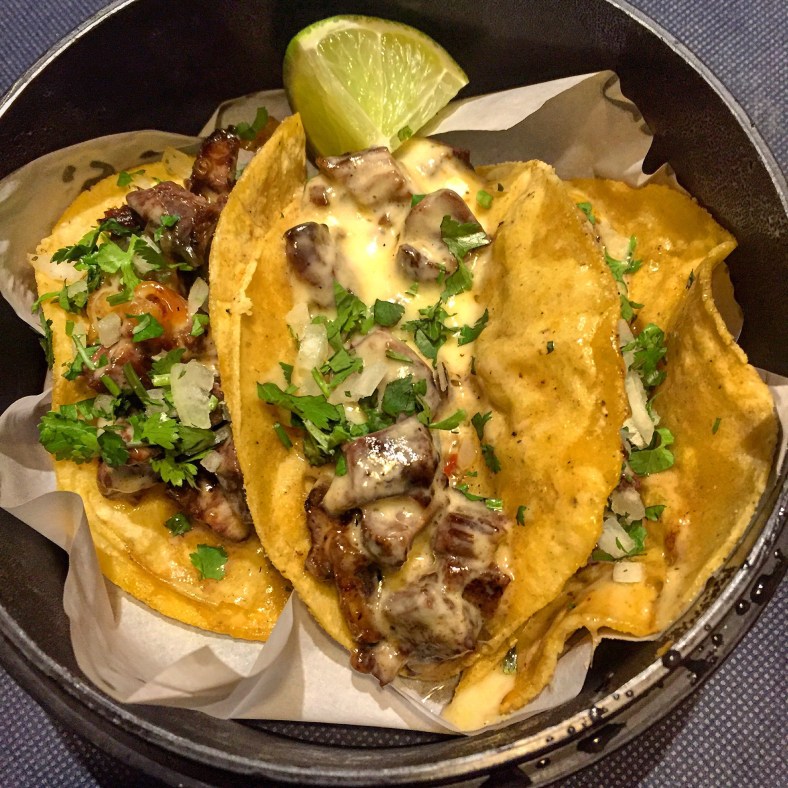 Tacos de arrachera con queso