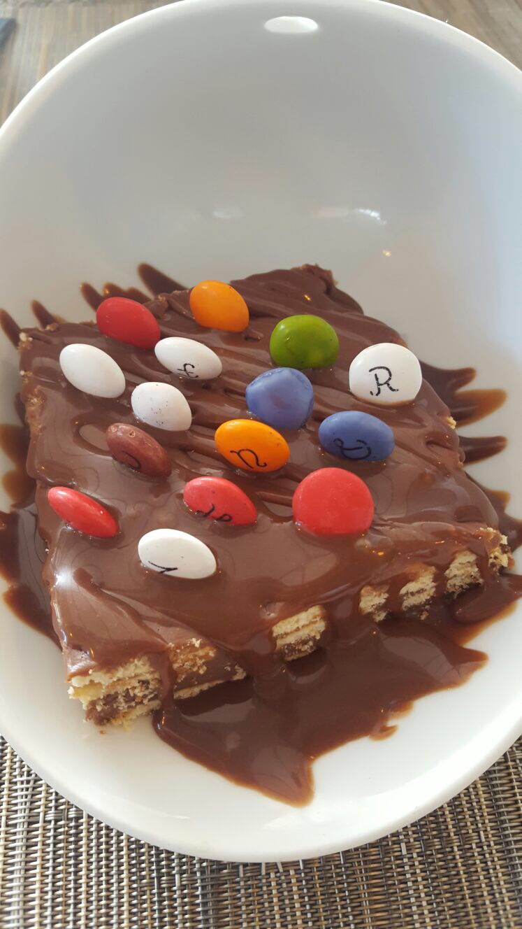 Tarta de galletas maría, chocolate y lacasitos