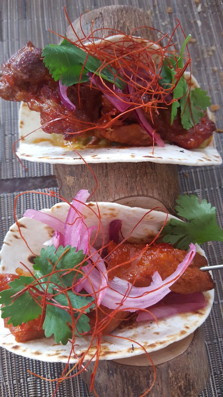 Tacos de pincho moruno glaseados con sweet chili y aguacate