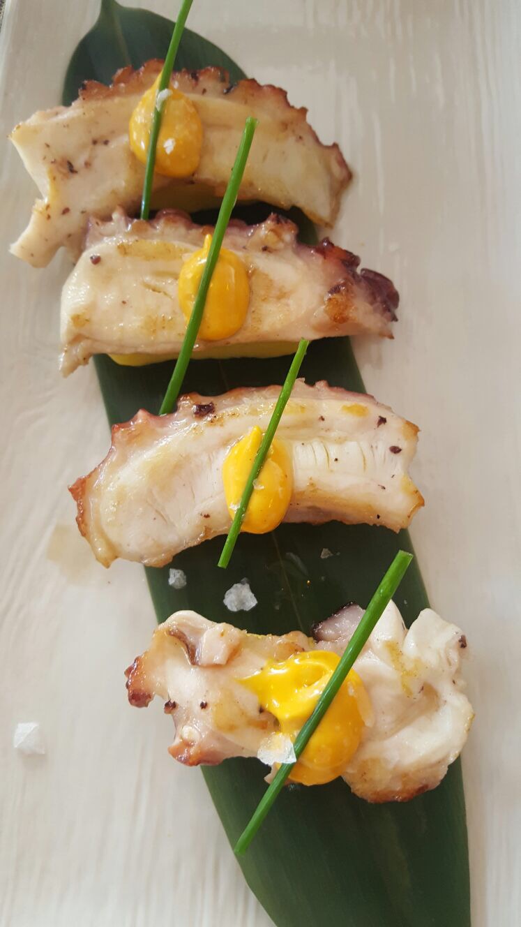 Falsos niguiris de causa limeña con pulpo a la brasa y mayonesa de pimentón
