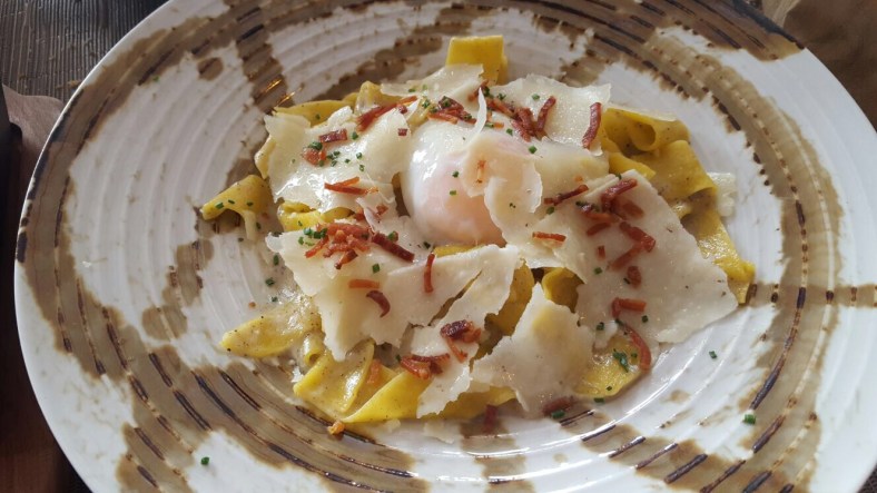 Pappardelle con crema trufada, huevo 64º y crispy bacon