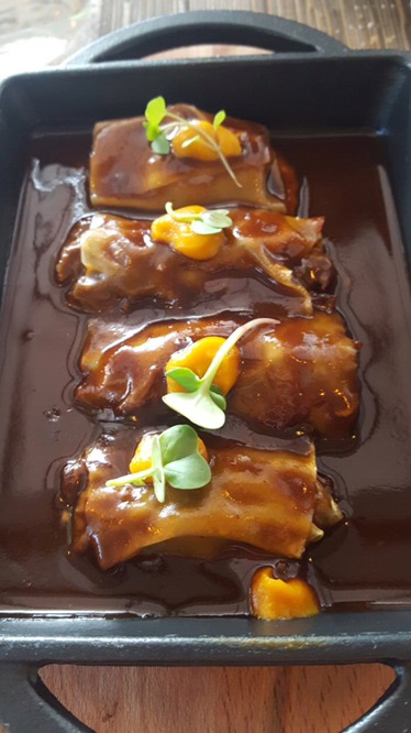 Canelones de carrillera estofada al vino tinto con puré de boniato asado