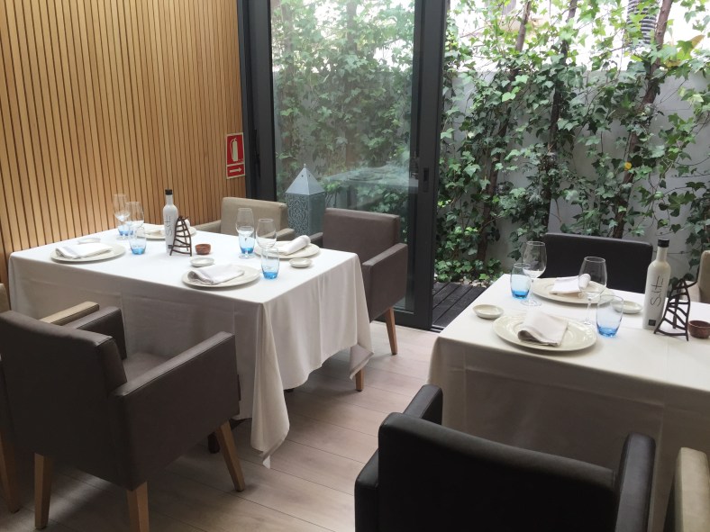 Una decoración austera y sobria, con la que han logrado crear un ambiente acogedor