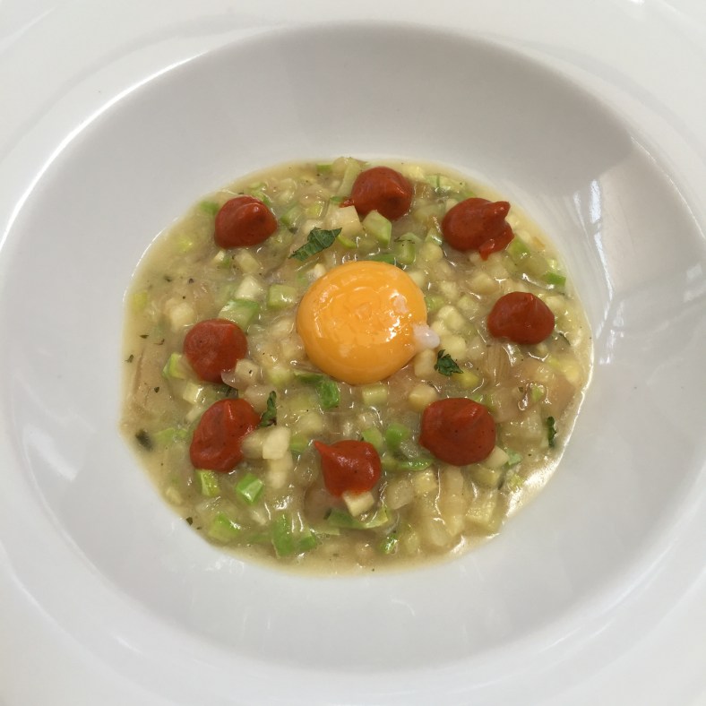 Falso risotto de calabacín, queso mahonés y huevo de codorniz