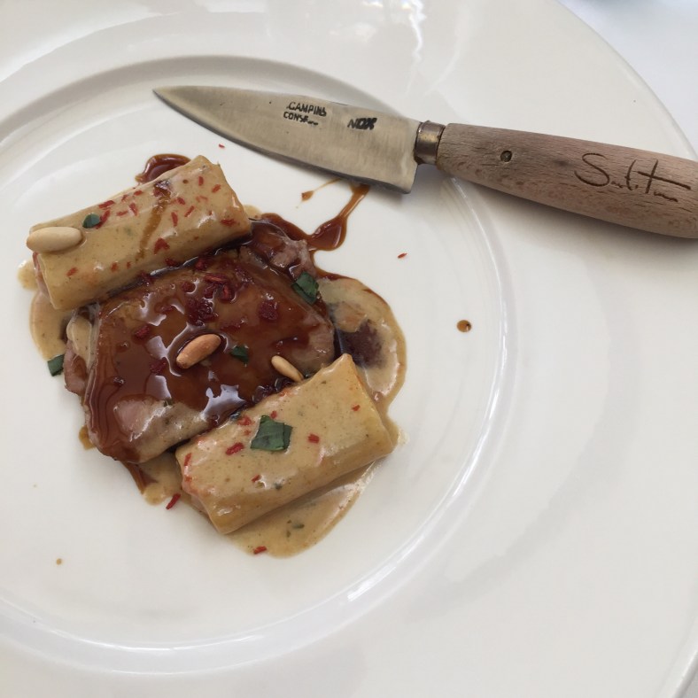 Lomo de ternera blanca con pasta rellena con tomates asados y albahaca