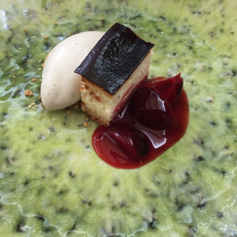 Cheesecake con compota de cerezas y helado de haba tonka
