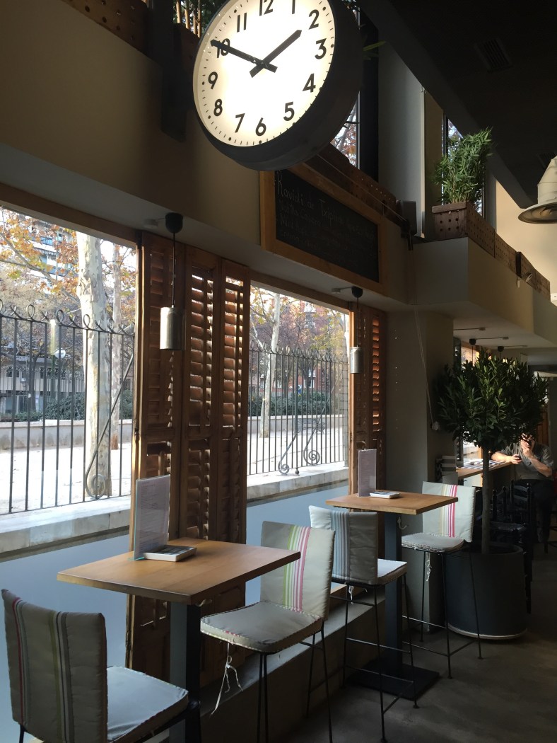 Mesas altas y bajas llenas de detalles monos