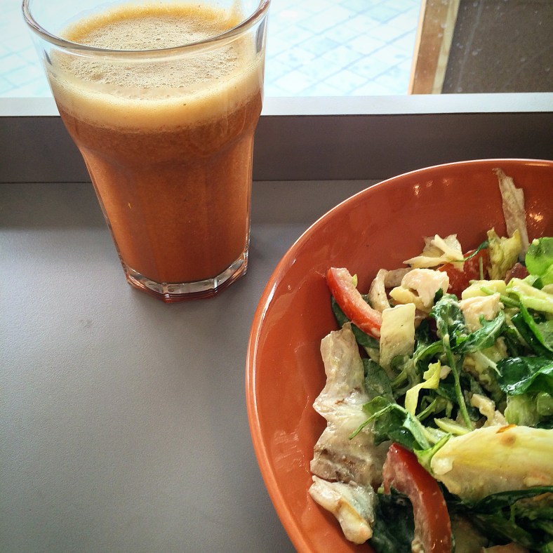 Ensalada de pollo y zumo Ying-Yang