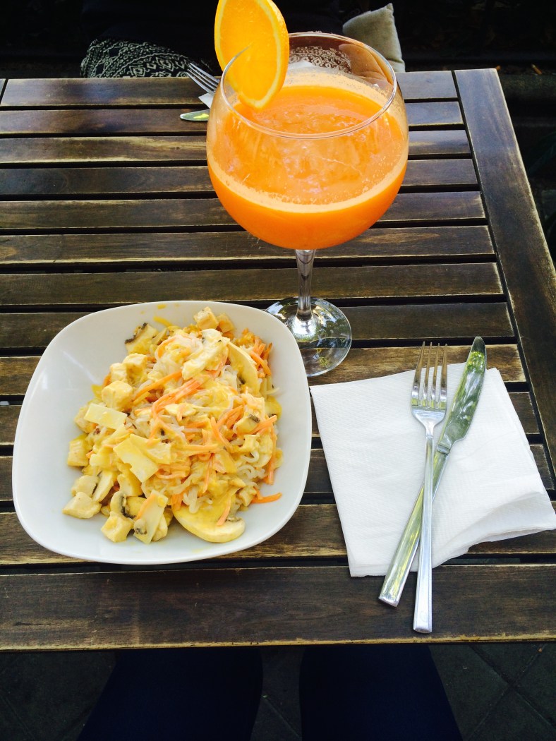 Ensalada de repollo y zumo de zanahoria