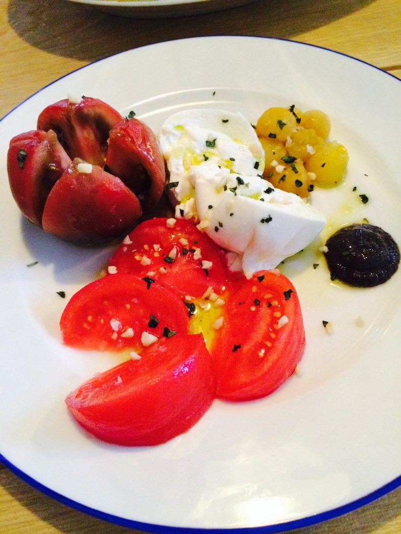Festín de tomates, burrata y tapenade