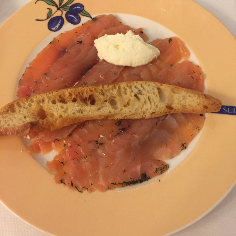 Salmón marinado con creme fraiche y eneldo