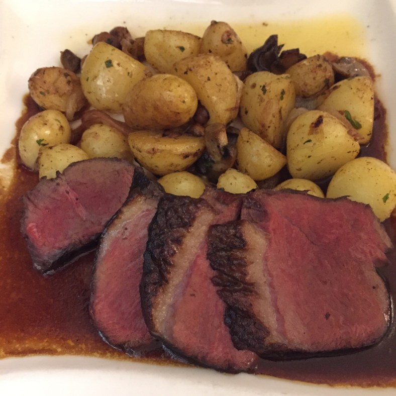 Ternera asada con salsa de chalotas y patatas al romero