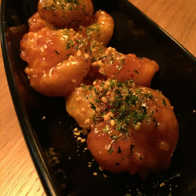Langostinos crujientes con cacahuete al aroma de té