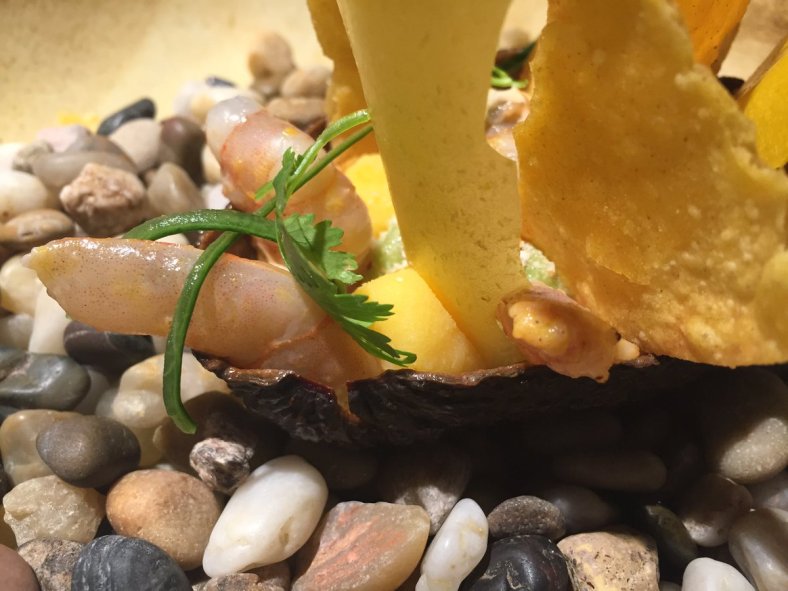 Palta rellena: aguacate con langostino rostizado, salsa chipotle, causa limeña y cancha, acompañados de papel de yuca y tortillas de maíz