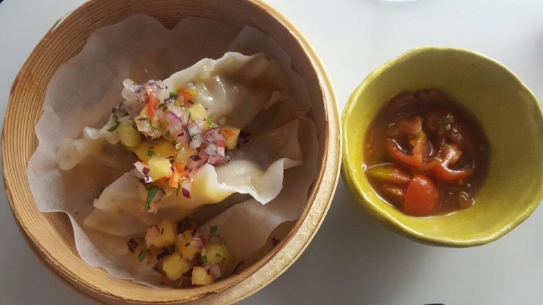 Gyozas Chilangas con carnitas, chipotle, salsa criolla y menta con una majada de tomate