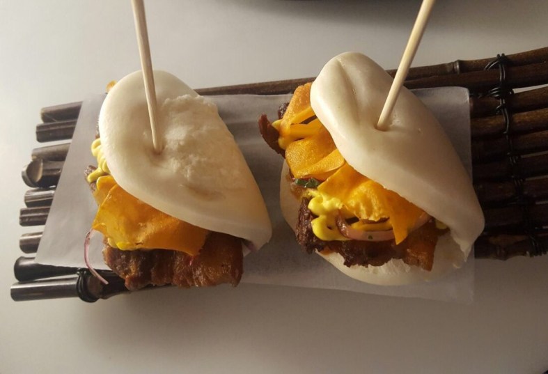 Baos criollos de panceta, así amarillo, salsa barbacoa y boniato crujiente