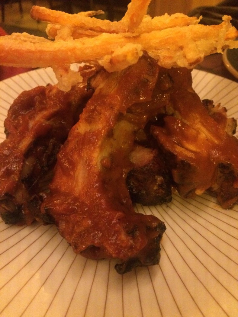 Costillas confitadas a baja temperatura y terminadas a la parrilla con salsa BBQ casera