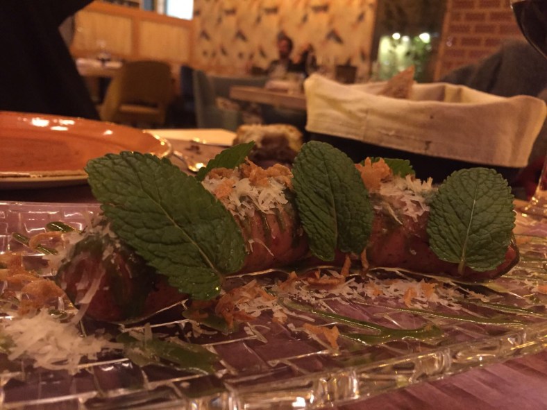 Criollito con hojas de hierbabuena y mostaza verde dulce