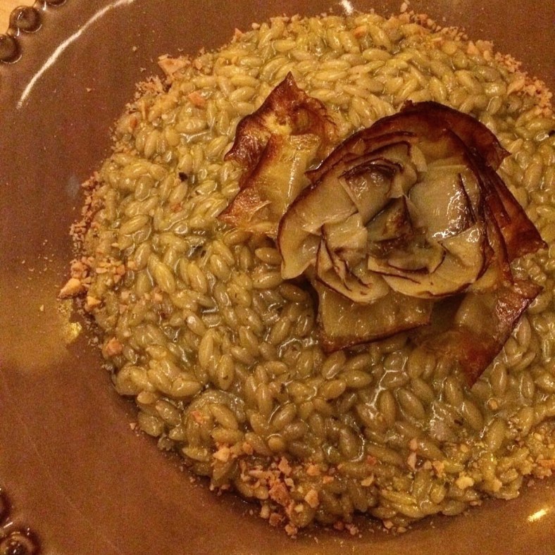 Falso risotto con alcachofas fritas y mantequilla de albahaca