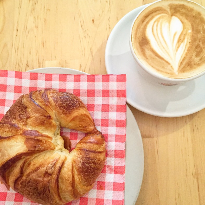 Café y croissant para empezar bien el día